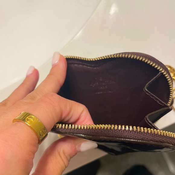 LOUIS VUITTON
Vernis Heart Coin Purse - Picture 6 of 8